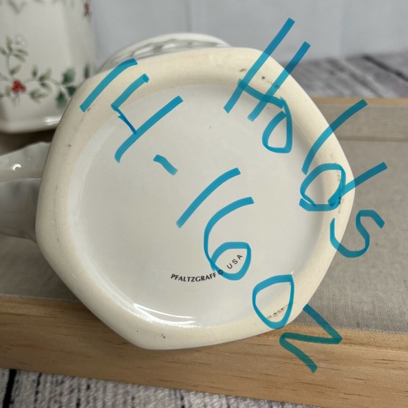 Pfaltzgraff, Set of 2 Winterberry Pattern, Sculpted Mugs, 16 oz, Stoneware - Picture 15 of 16